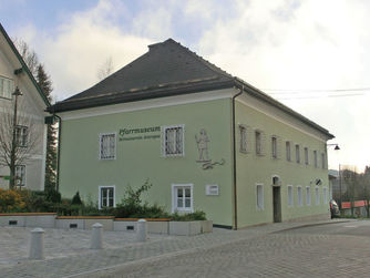 Die drei Museen des Heimatvereins Attergau – Aignerhaus, Haus der Kultur, Pfarrmuseum – laden am 21. Mai, dem Internationalen Museumstag zum Tag der offenen Tür ein. Bild: Pfarrmuseum in St. Georgen am Attergau.