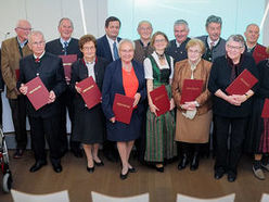 005: Gruppenfoto mit allen Geehrten Museumsmitarbeiterinnen und -mitarbeitern aus Oberösterreich sowie Vertretern des Verbundes Oö. Museen, der Direktion Kultur und der Oberösterreichische Versicherung AG