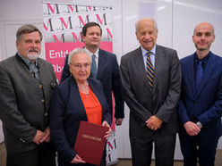 006: Gruppenfoto mit Vertretern des Römermuseums Altheim und Frau Kunigunde Dunhofer, die im Rahmen der Festveranstaltung geehrt wurde sowie Dr. Gerhard Gaigg von der Direktion Kultur, em. O. Prof. Roman Sandgruber und Dr. Klaus Landa vom Verbund Oö. Museen.