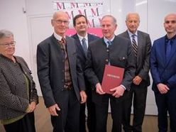 007: Gruppenfoto mit Vertretern des Riesenmuseums Lengau und Stefan Dürager, der im Rahmen der Festveranstaltung geehrt wurde sowie Dr. Gerhard Gaigg von der Direktion Kultur, em. O. Prof. Roman Sandgruber und Dr. Klaus Landa vom Verbund Oö. Museen.