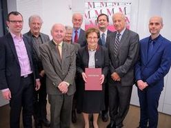 010: Gruppenfoto mit Vertretern des Bauernmöbelmuseums Hirschbach und SR Gertrude Glasner, die im Rahmen der Festveranstaltung geehrt wurde sowie Dr. Gerhard Gaigg von der Direktion Kultur, em. O. Prof. Roman Sandgruber, Dir. Ursula Pötscher und Dr. Klaus Landa vom Verbund Oö. Museen.