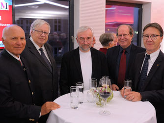 025: Geselliger Austausch im Rahmen der Ehrungen Ehrenamtlicher Museumsmitarbeiterinnen und -mitarbeiter des Verbundes Oberösterreichischer Museen am 17. November 2017.