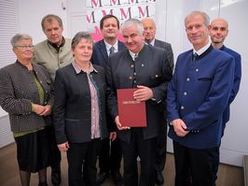 014: Gruppenfoto mit Vertretern des Green Belt Center und Heinrich Graser, der im Rahmen der Festveranstaltung geehrt wurde sowie Dr. Gerhard Gaigg von der Direktion Kultur, em. O. Prof. Roman Sandgruber, Dir. Ursula Pötscher und Dr. Klaus Landa vom Verbund Oö. Museen.