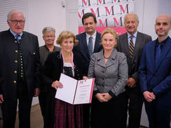 015: Gruppenfoto mit Vertretern des Museums Aignerhaus und Kons. Hedwig Huber, die im Rahmen der Festveranstaltung geehrt wurde sowie Dr. Gerhard Gaigg von der Direktion Kultur, em. O. Prof. Roman Sandgruber, Dir. Ursula Pötscher und Dr. Klaus Landa vom Verbund Oö. Museen.