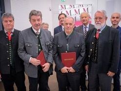 017: Gruppenfoto mit Vertretern des Heimat- und Landlermuseums und des Holzknechtmuseums Bad Goisern mit Josef Mayer und Robert Zahler, die im Rahmen der Festveranstaltung geehrt wurden sowie Dr. Gerhard Gaigg von der Direktion Kultur, em. O. Prof. Roman Sandgruber, Dir. Ursula Pötscher und Dr. Klaus Landa vom Verbund Oö. Museen.