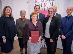 018: Gruppenfoto mit Vertretern des Fürstlich Starhembergischen Familien- und Stadtmuseums Eferding mit Pauline Moser, die im Rahmen der Festveranstaltung geehrt wurde sowie Dr. Gerhard Gaigg von der Direktion Kultur, em. O. Prof. Roman Sandgruber, Dir. Ursula Pötscher und Dr. Klaus Landa vom Verbund Oö. Museen.