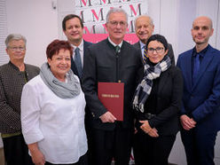 019: Gruppenfoto mit Vertretern des Geschichte Club Stahl und des Zeitgeschichte MUSEUMS mit Dipl. Ing. Hans Peter Narzt, der im Rahmen der Festveranstaltung geehrt wurde sowie Dr. Gerhard Gaigg von der Direktion Kultur, em. O. Prof. Roman Sandgruber, Dir. Ursula Pötscher und Dr. Klaus Landa vom Verbund Oö. Museen.