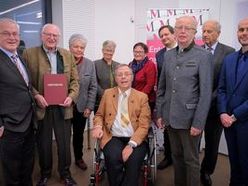 020: Gruppenfoto mit Vertretern des Freilichtmuseums Ledermühle mit Karl Narzt und Gebhard Winder, die im Rahmen der Festveranstaltung geehrt wurden sowie Dr. Gerhard Gaigg von der Direktion Kultur, em. O. Prof. Roman Sandgruber, Dir. Ursula Pötscher und Dr. Klaus Landa vom Verbund Oö. Museen.