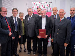 021: Gruppenfoto mit Vertretern des Pfahlbau- und Klostermuseums und des Bauernmuseums Mondseeland mit Mag. Anton Reisinger und Kons. Herbert Riesner, die im Rahmen der Festveranstaltung geehrt wurden sowie Dr. Gerhard Gaigg von der Direktion Kultur, em. O. Prof. Roman Sandgruber, Dir. Ursula Pötscher und Dr. Klaus Landa vom Verbund Oö. Museen.