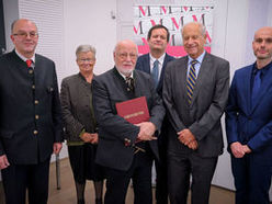 022: Gruppenfoto mit Vertretern des Museums "Freudenthaler Glas" mit OSR Kons. Herbert Saminger, der im Rahmen der Festveranstaltung geehrt wurde sowie Dr. Gerhard Gaigg von der Direktion Kultur, em. O. Prof. Roman Sandgruber, Dir. Ursula Pötscher und Dr. Klaus Landa vom Verbund Oö. Museen.