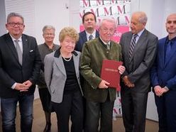 023: Gruppenfoto mit Vertretern des Museums im Steinhumergut mit Ing. Georg Sayer, der im Rahmen der Festveranstaltung geehrt wurde sowie Dr. Gerhard Gaigg von der Direktion Kultur, em. O. Prof. Roman Sandgruber, Dir. Ursula Pötscher und Dr. Klaus Landa vom Verbund Oö. Museen.