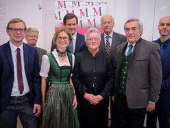 024: Gruppenfoto mit Vertretern der Pramtal Museumsstraße mit Mag. Cornelia Schlosser, die im Rahmen der Festveranstaltung geehrt wurde sowie Dr. Gerhard Gaigg von der Direktion Kultur, em. O. Prof. Roman Sandgruber, Dir. Ursula Pötscher und Dr. Klaus Landa vom Verbund Oö. Museen.